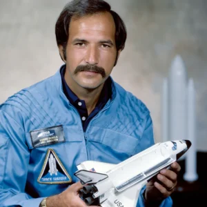 ESA-astronaut Wubbo Ockels met Space Shuttle miniatuur