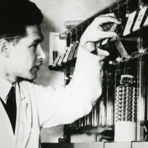 Wetenschapper in laboratoriumjas onderzoekt reageerbuis in lab