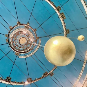 Historisch planetarium met gouden bol en astronomische kaart