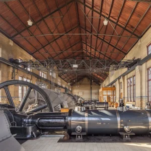 Historische stoommachines in industriële machinehal museum