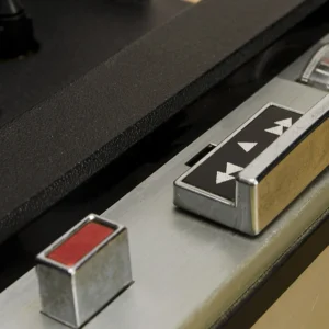Vintage audio apparaat met retro bedieningsknoppen en pijlsymbolen