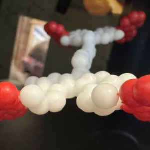 Molecuulmodel met witte en rode ballen op donkere achtergrond