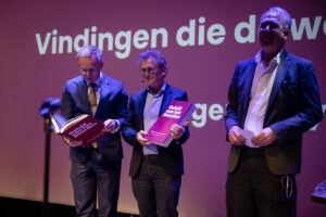 Drie mannen op podium met boek Geluid van het Noorden